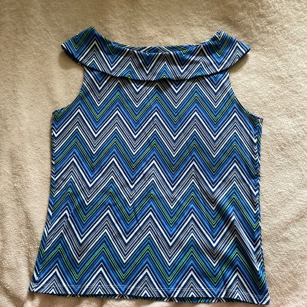 Womans medium chevron top